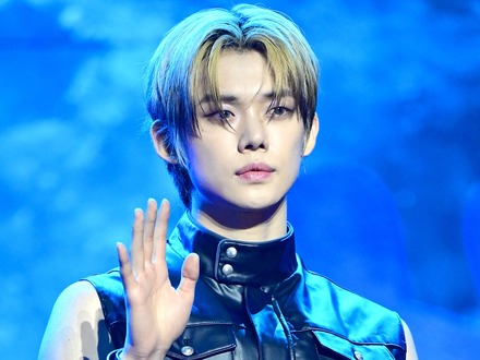 「王子様」TXT・ヨンジュン、スーツ姿で見せた完璧ビジュアルに視線釘付け！【PHOTO】