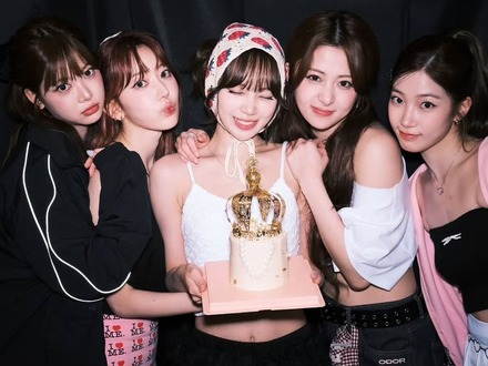 LE SSERAFIMの“愛されリーダー”チェウォンが25歳に！メンバーと祝う“お誕生日ショット”が話題に【PHOTO】