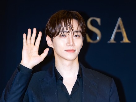 2PM・ジュノ、ウイスキー片手に大人の色気…余裕あふれる眼差しで魅了