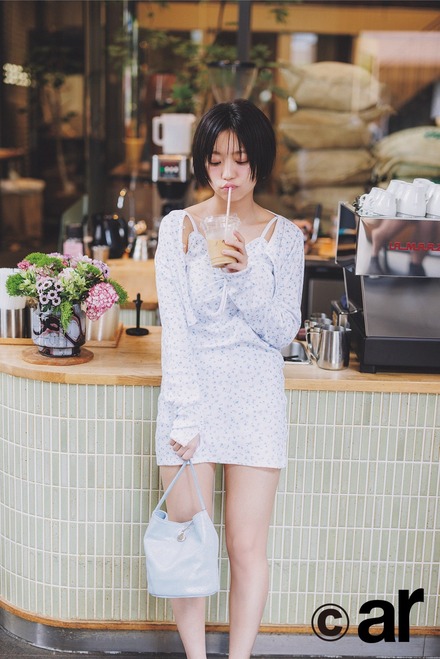 大原優乃、ミニワンピを大胆に着こなし！