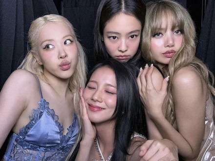 BLACKPINK、“デビュー9周年”をメンバー全員が集合SHOTで祝福！「美しいレディたちと過ごした9年」