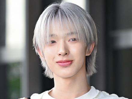 雰囲気ガラリ…“NiziUの弟”NEXZ・トモヤ、スタイリッシュな髪色に反響「これは大優勝」【PHOTO】
