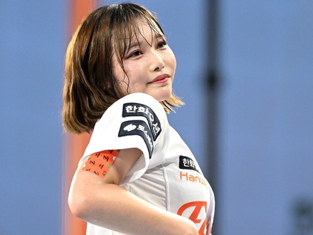 なんという美脚…韓国プロ野球の日本人チア、大きめTシャツでも隠せない“完璧スタイル”に反響【PHOTO】