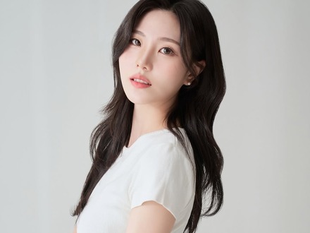 バキバキ腹筋に衝撃！韓国の美しきオリンピックメダリスト、真っ赤なスイムウェアSHOTに反響【PHOTO】