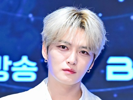 ジェジュン、宮殿のような母校に似合う輝かしい美貌でファンを虜に「母校の英雄」「若返ってる？」【PHOTO】