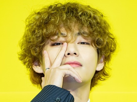 キス写真も!? Vが公開した“過去と現在”にファン大興奮　BTS、全員集合ショット公開【PHOTO】