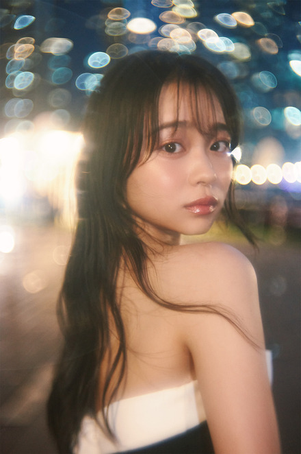 『林芽亜里 anniversary calendar photobook 2026（タイトル未定）』©KADOKAWA／写真：藤原宏