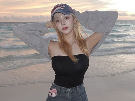 こんなにグラマラスなの？韓国の金髪チアガール、大胆スイムウェアで圧巻スタイルを堂々披露【PHOTO】