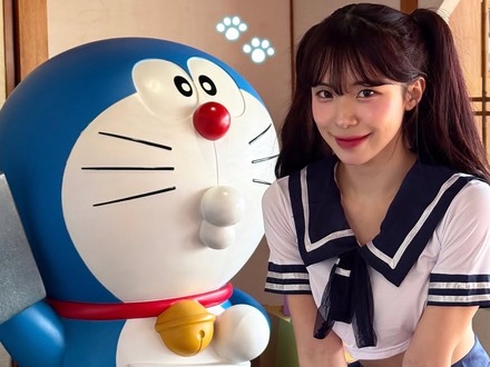胸元張り詰める短丈セーラー服　韓国人気チアがドラえもんとの記念写真公開！「かわいい」が殺到【PHOTO】