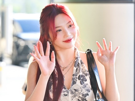 Red Velvet・ジョイ、美背中を大胆に公開！海辺で披露したしゃがみSHOTは「人魚姫」のよう【PHOTO】