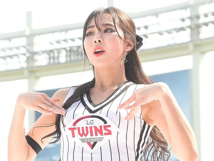 意外なボリューム感に釘付け…韓国チアガール、“そこ”に目が行くVネックSHOT「初恋の美貌だ！」【PHOTO】