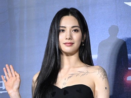 下着付けずに素肌に…「世界で最も美しい顔」1位のナナ、大胆姿が話題　全身タトゥーも消えて