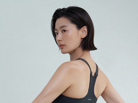 ブラトップで浮かびあがる見事な肉体と色気、チョン・ジヒョン「ANDAR」新コレクションを着用