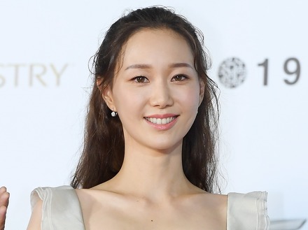 恋人との死別を乗り越えた女優イ・ユヨン、娘出産を経て9月にウェディングマーチ