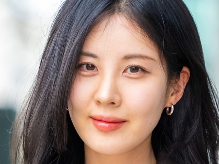 あれ、意外と…少女時代・ソヒョン、ピンクの大胆スイムウェア姿で“グラマー体型”を堂々披露【PHOTO】