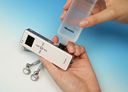 　東芝は16日、小型燃料電池を採用した携帯音楽プレーヤーの試作機を千葉・幕張メッセで開催されるIT総合展示会「CEATEC JAPAN 2005」（10月4日〜8日）に出展すると発表した。