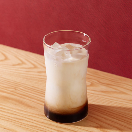 『バレルエイジド コーヒー牛乳 いちじく味』（※いちじく果肉・果汁 5％未満）＜店内利用＞ ¥1,200　＜テイクアウト＞ ¥1,178