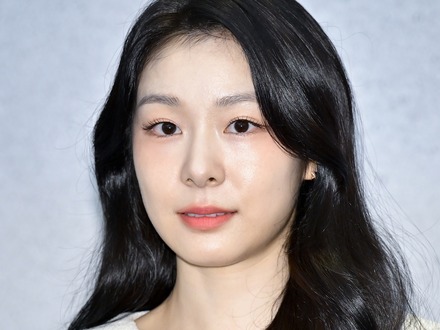 フィギュア女王キム・ヨナ、白肌が一層輝く“氷上の美貌”に釘付け…黒ジャージSHOTに「大好きです」の声【PHOTO】