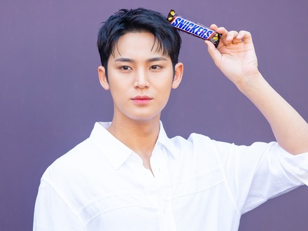 何本でも買いたくなる魅力にキュン…SEVENTEEN・ミンギュ、「SNICKERS®」新商品アピールSHOTが公開