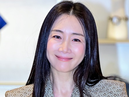 『冬ソナ』女優チェ・ジウ、高級感溢れる秋の装いが話題！ラブリーな魅力に「変わらぬ美しさ」【PHOTO】