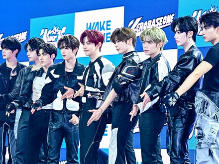 ZEROBASEONE、「M COUNTDOWN」でカムバックステージ初披露！ソン・ハンビンのMC卒業に感涙