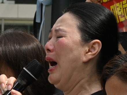 娘を奪われた母「私はすでに死んだも同然」…韓国気象キャスターの悲劇とTV業界の闇に断食で抗議