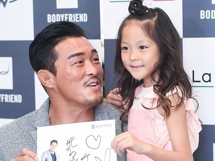 本当に13歳？秋山成勲とSHIHOの娘サランちゃん、170cmのモデル体型に成長　「うれしいのに、なぜか寂しい」
