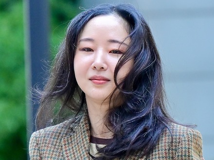【独自写真】“NewJeansの母”ミン・ヒジン氏が公の場に登場　HYBEとの裁判に出廷、報道陣には無言の笑顔