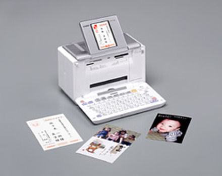 　カシオ計算機は、デジタルカメラの写真や、年賀状の宛名・文面が簡単に印刷できるデジタル写真プリンタ「プリン写ル」の新製品として、3.6型TFTカラー液晶画面を搭載した「PCP-100」を10月12日に発売する。