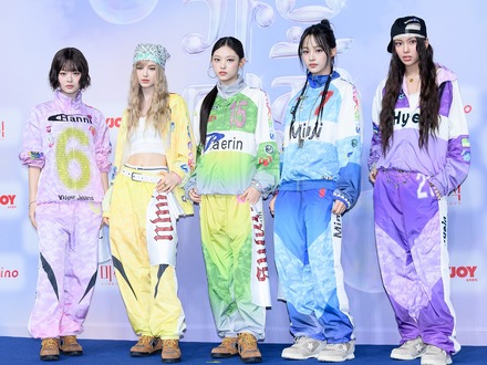 活動休止中のNewJeans、デビュー曲『Attention』がSpotify再生回数5億回突破！グループ通算5曲目