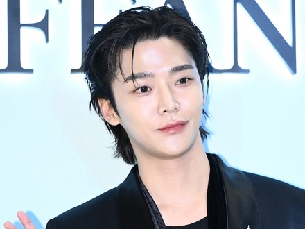 “レオ様”との2SHOTが話題を集めた俳優ロウン、対面秘話を明かす「恥ずかしくて逃げた」