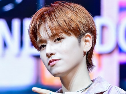 BOYNEXTDOOR・リウ、鮮やかな“オレンジヘア”で雑誌表紙に登場！愛犬との癒しカットも公開【PHOTO】