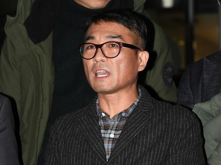 性的暴行疑惑を乗り越えた韓国の国民的歌手、6年ぶりの近況が公開「後輩に敬語を話しながら握手」