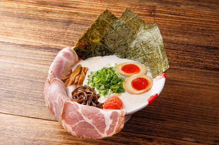 「贅沢盛り　白豚骨ラーメン」　/1,060円