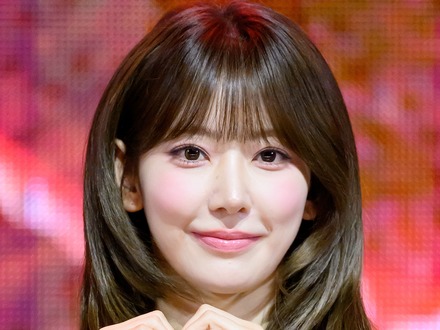 ずり落ちそう…LE SSERAFIM・宮脇咲良、胸元ざっくり“危険なオフショル姿”に視線釘付け！【PHOTO】