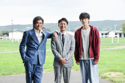 左から佐藤浩市、妻夫木聡、目黒蓮。©TBSスパークル / TBS
