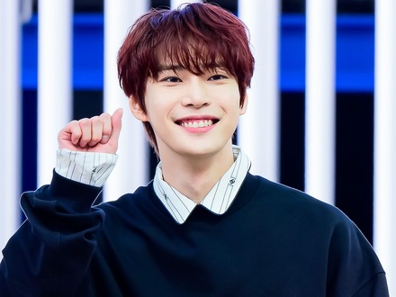 NCT・ドヨン、“見せパン”風コーデでイタリアに出国！愛嬌たっぷりなポーズでファン魅了【空港写真】