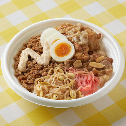 ニンニク背脂が決め手のから揚げ＆豚焼肉月見丼（税込668円）