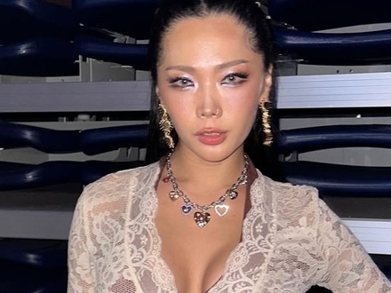 「これダンス？性行為じゃん」発言で炎上のHoney J、大胆ファッションで魅せた“唯一無二の存在感”【PHOTO】