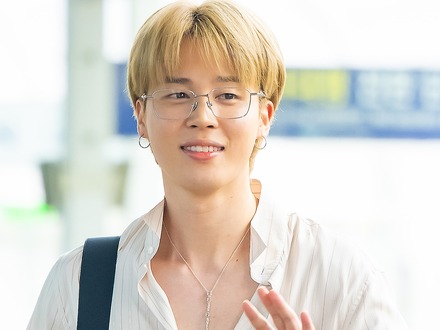 BTS・JIMIN、鍛え上げられた肉体チラリ…！大人の色気漂うファッションでパリへ出国【空港写真】