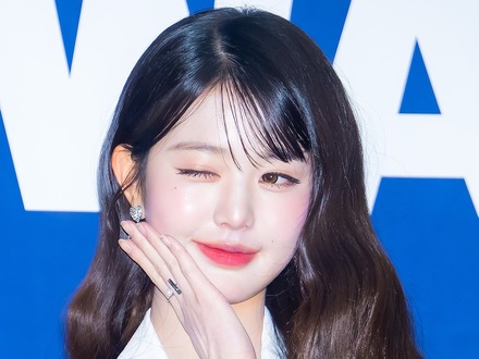 IVE・ウォニョン、ベッドに寝転び悩殺ウインク！ホテルで見せた女神の輝き「美しい…」【PHOTO】