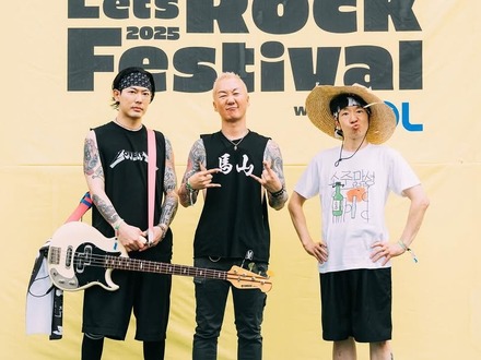 日本のフェスで旭日旗引き裂き→国歌熱唱パフォ見せた韓国バンド、途中合流のベーシストが脱退「健康問題と個人事情で」
