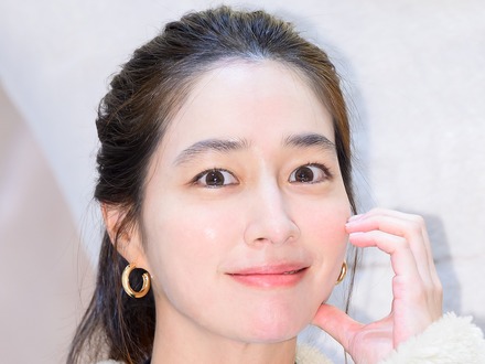 “イ・ビョンホンの妻”女優イ・ミンジョン、母を公開！肌管理法を聞かれるほどの美人
