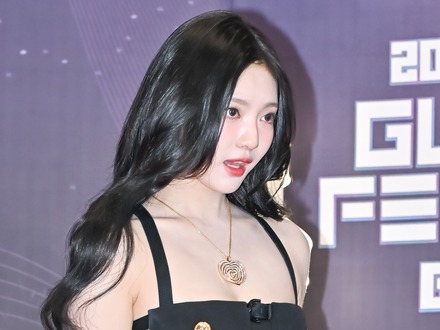 “ほぼ下着”衣装が話題となったaespa・ニンニン、くびれた美ウエストに視線集中「気絶」【PHOTO】