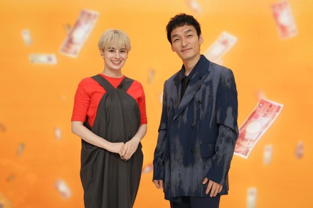 左から）ホラン千秋、草彅剛『あの金どこいった？～逆転人生にかける有名人～』（C）フジテレビ