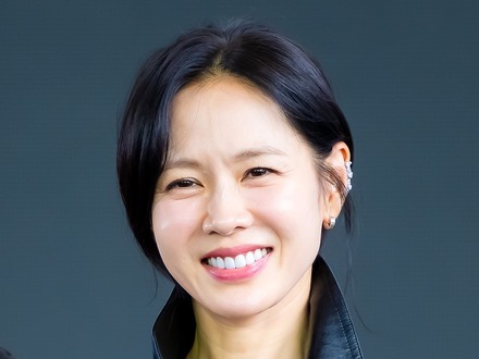 『愛の不時着』女優ソン・イェジン、ショートヘアにイメチェン！日本のコンビニソックス着用も【PHOTO】