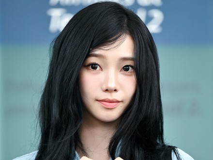 「聖地巡礼しなきゃ」aespa・カリナ、福岡の街に出没！“変装なし”で散策する姿に反響【PHOTO】