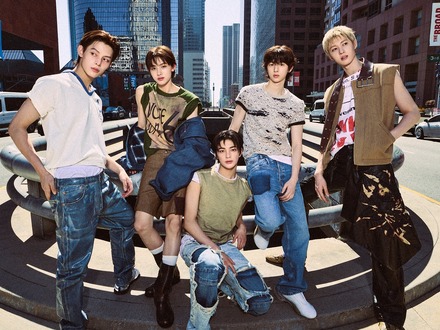 “BTS・TXTの弟分”CORTIS、テイラー・スウィフトも出演した米人気ラジオ番組に登場!デビューAL秘話を明かす