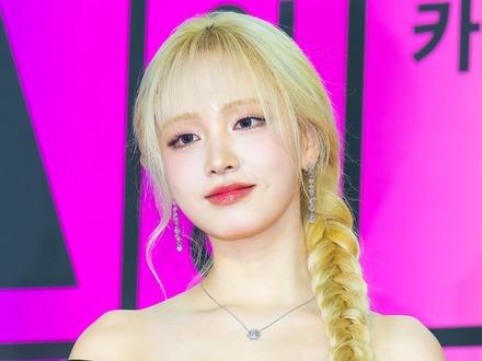 艶やかボディに釘付け…IVE・リズ、美脚あらわな“寝そべりSHOT”にファン悶絶「女神だ」【PHOTO】