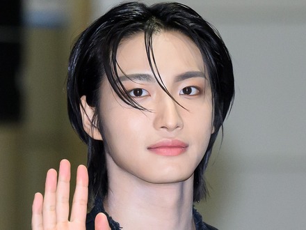 沖縄来てたの!?」ATEEZ・ソンファ、海が似合う爽やかな白シャツ姿に